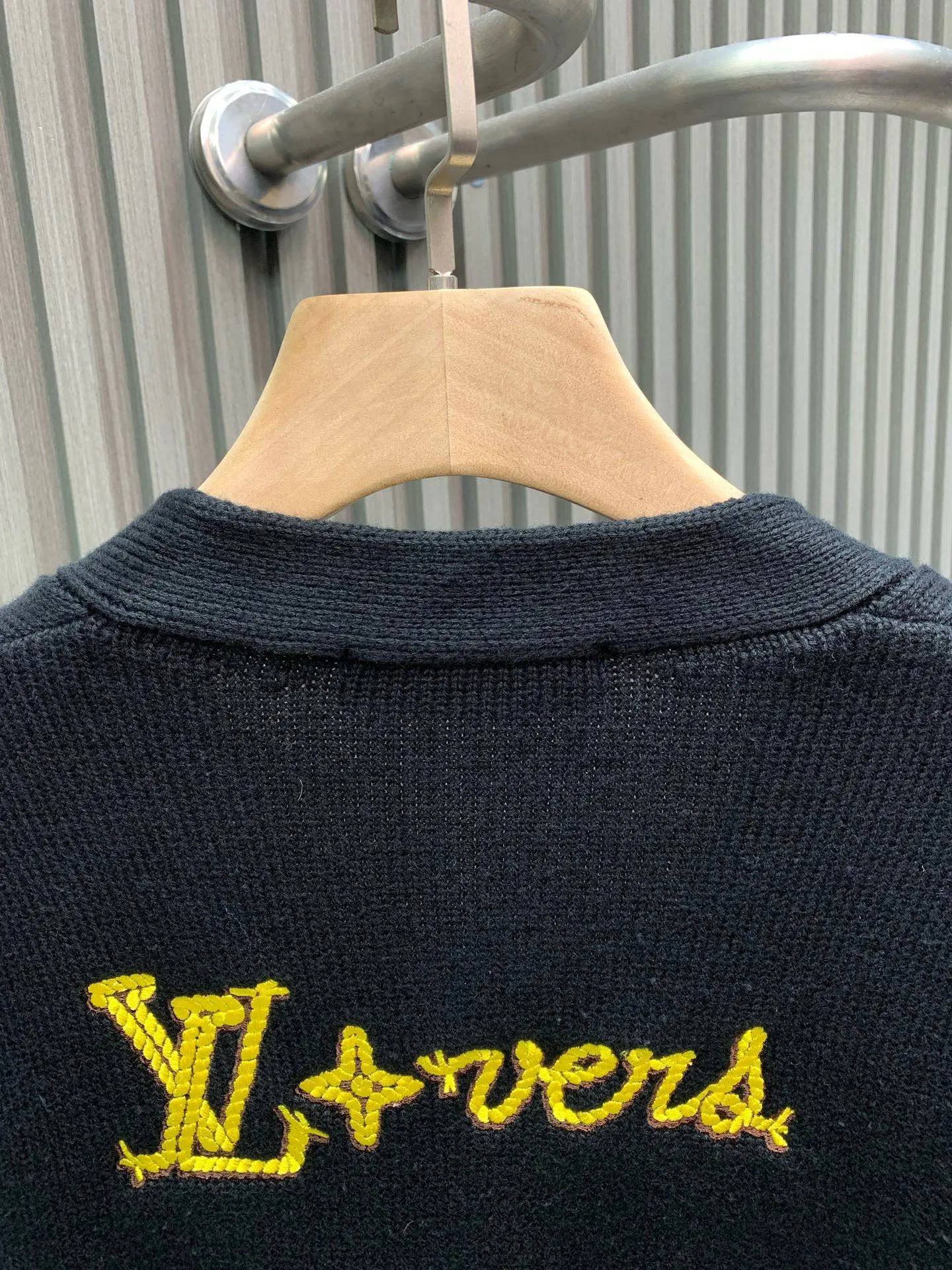 🅿️420 🀄️ Louis Vuitton 1*v25 new autumn and winter new knitted jacket with large logo on the chest. The yarn is 32-count double-ply yarn. It is composed of 30% wool and 70% cotton. It has the warmth of wool and the comfort of cotton. The color must be dyed. After five times of color adjustment, it is reactive black. The fabric is made by an imported 5-needle Stoll intarsia machine. This still needs to be made by an imported machine for better results. The thread effect is 2×1 thread material with silk processing inside. It is not easy to deform when washed. The embroidery thread is dyed wool thread. It is embroidered by a high-density Tajima machine. The embroidery order is from the outside to the inside layer by layer. The size order direction is completely consistent with zp. The threads on the back of the heart are all hand-knotted. The buttons are made of real horn buttons. The horn texture is natural and appears randomly. It has been used many times in our clothing. The letter logo is laser engraved. It is also consistent with zp after testing many times. Buttons are sewn by hand in the same direction